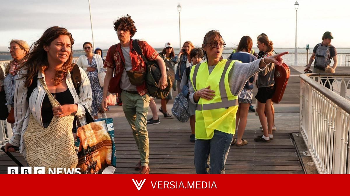 Tens of thousands evacuated from French tourist spot and near Madrid as wildfires spread